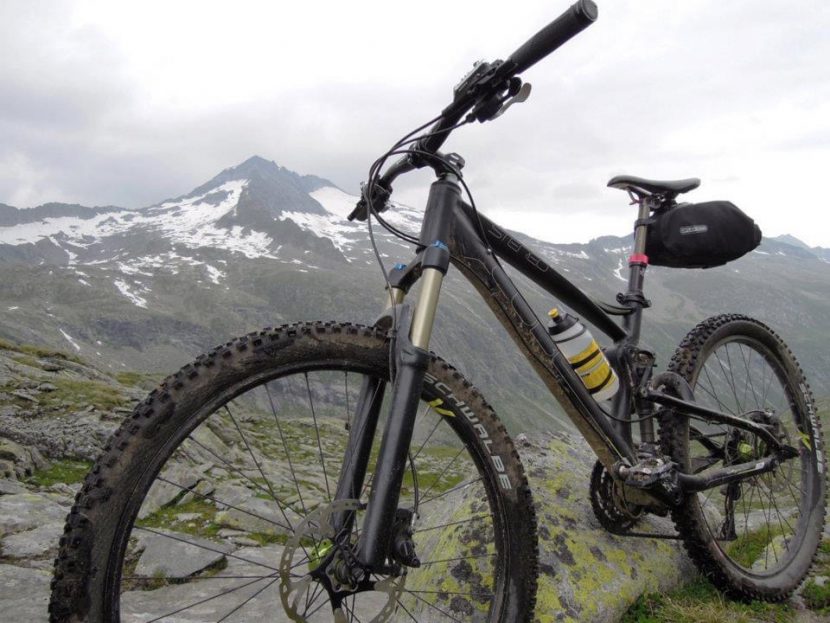 Bike vor Bergkulisse