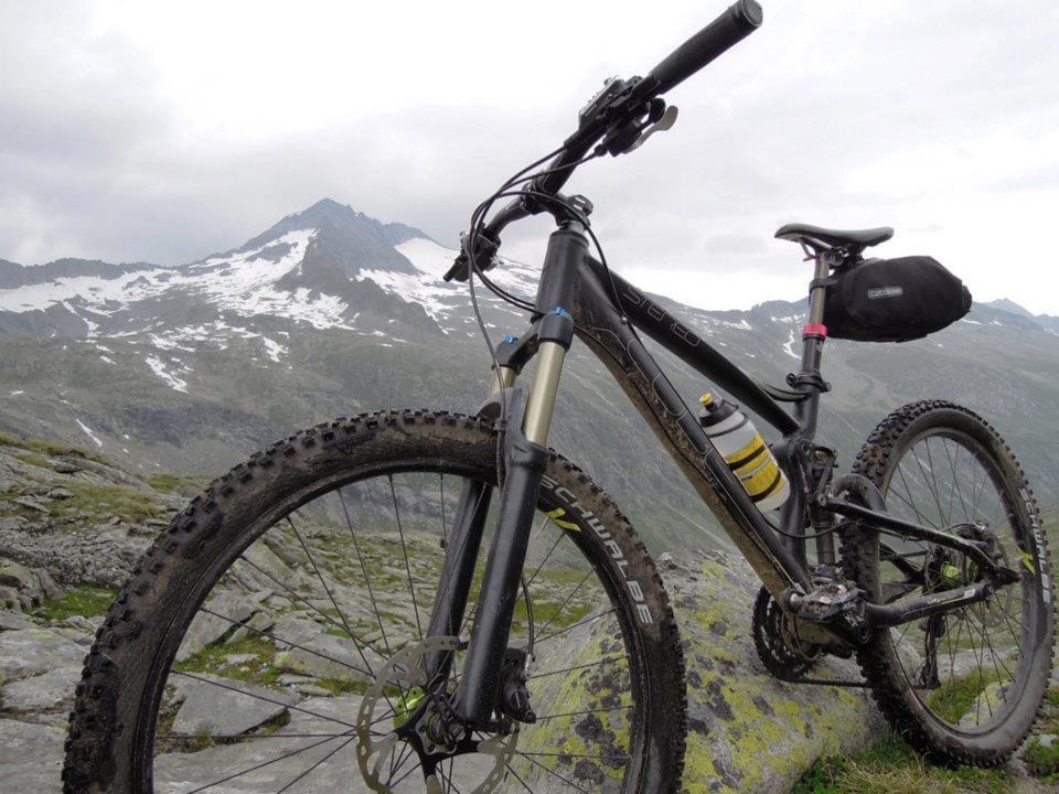 Bike vor Bergkulisse