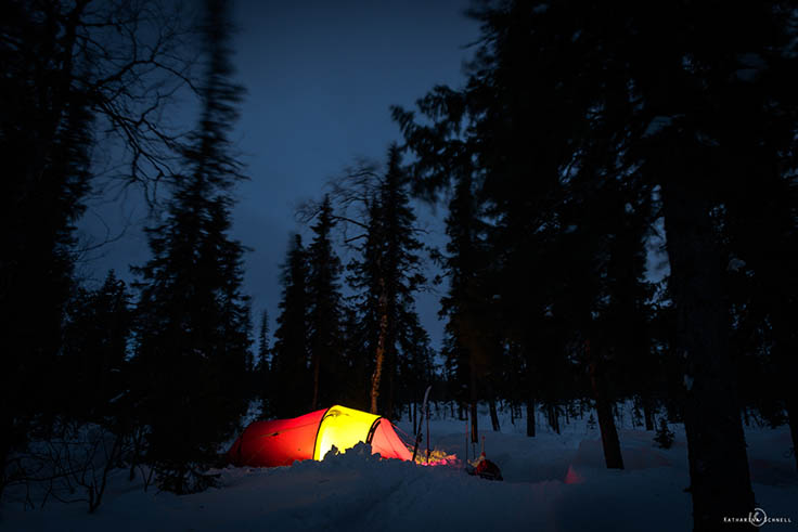 Zelt bei Nacht im Schnee